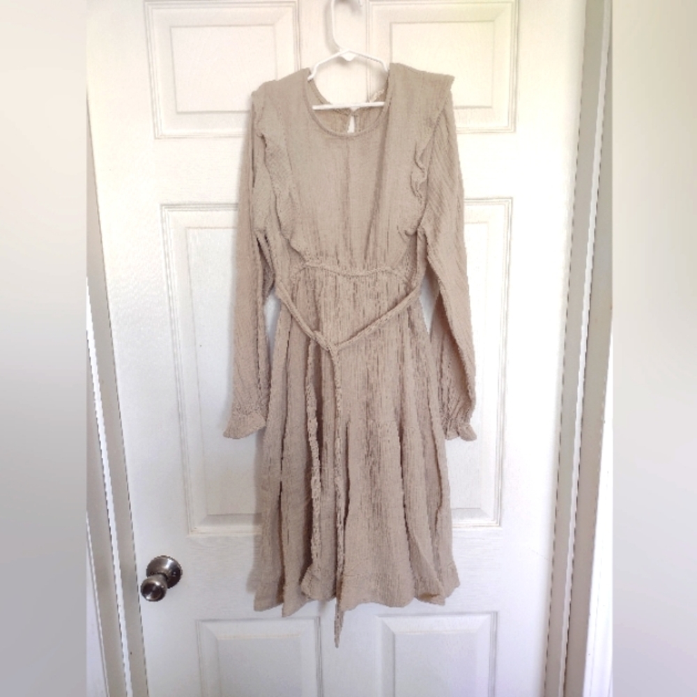 Girls size lg (10-12) dress with tie.